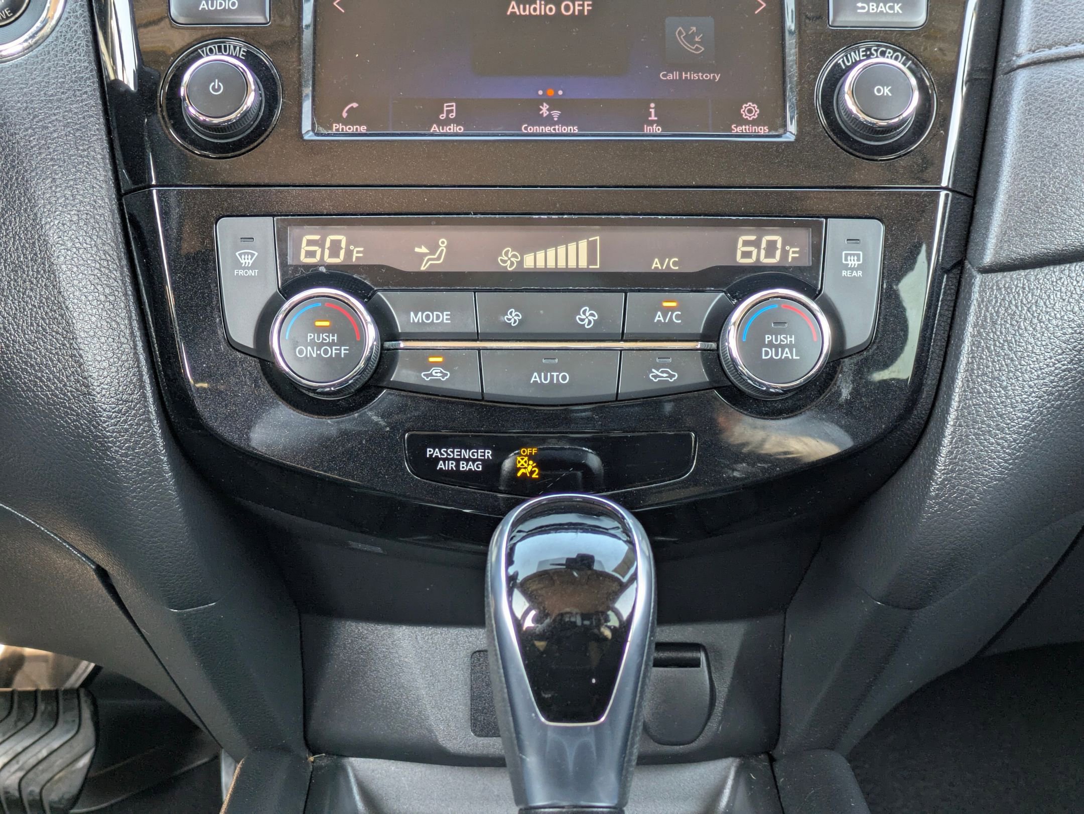 2020 Nissan Rogue SV photo 18