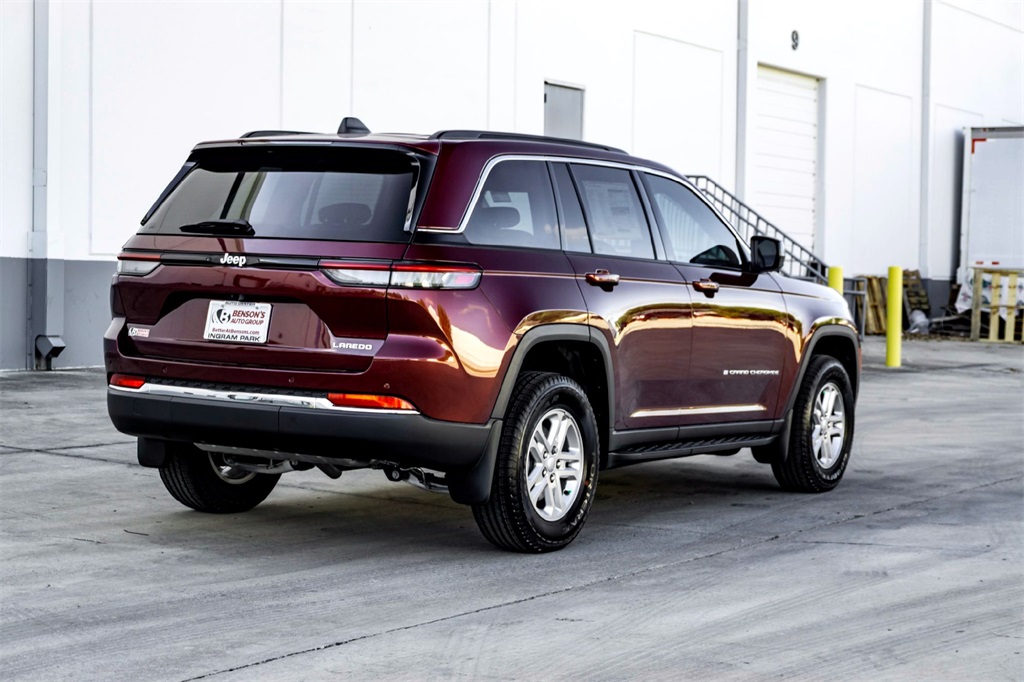 2025 Jeep Grand Cherokee Laredo photo 3