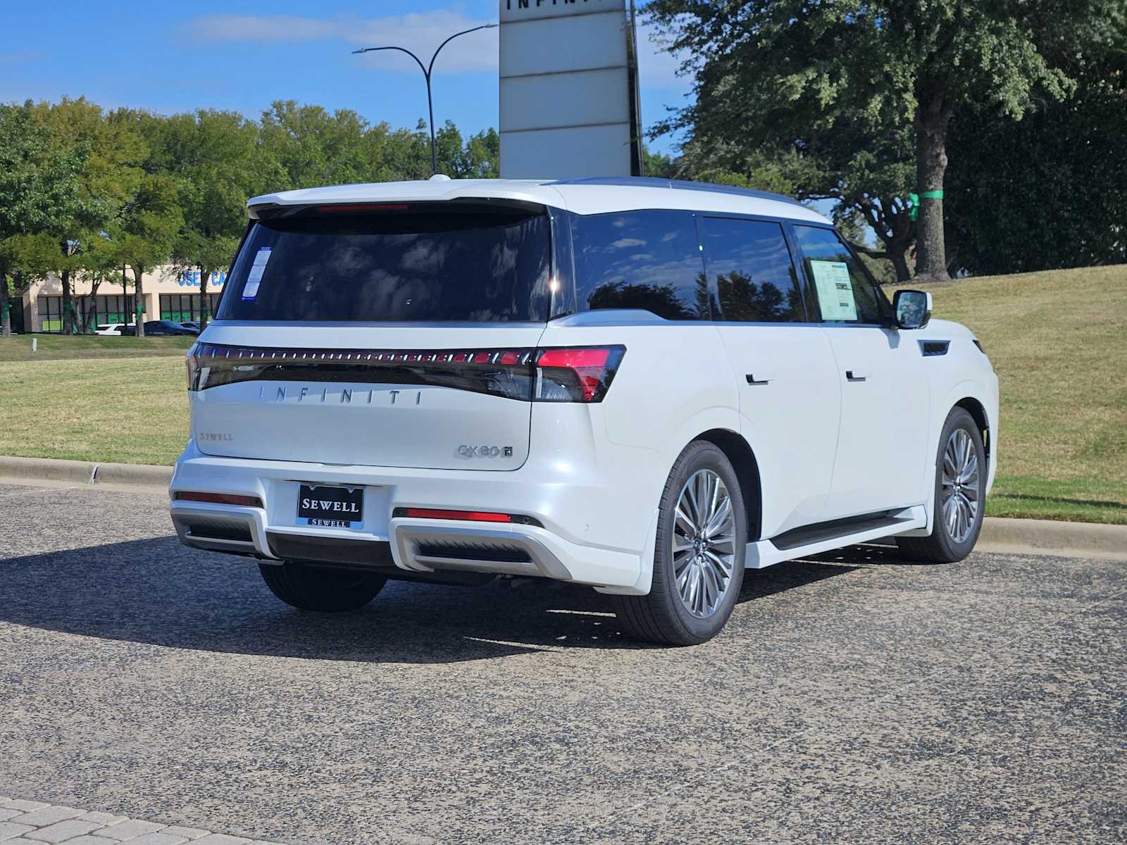 2026 Infiniti QX80 Luxe photo 4