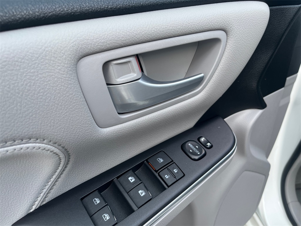 2017 Toyota Camry XLE photo 11