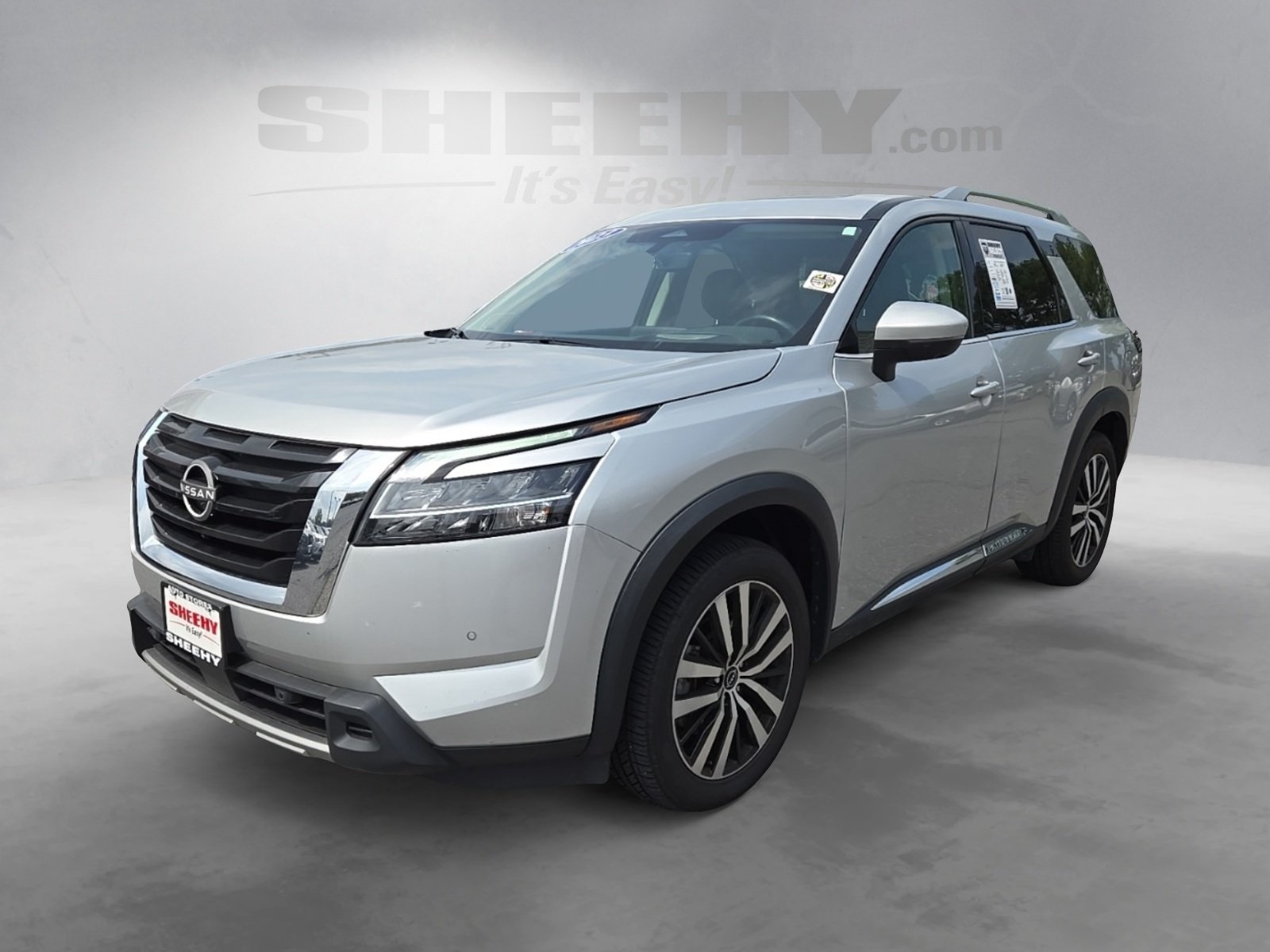 2023 Nissan Pathfinder Platinum photo 3