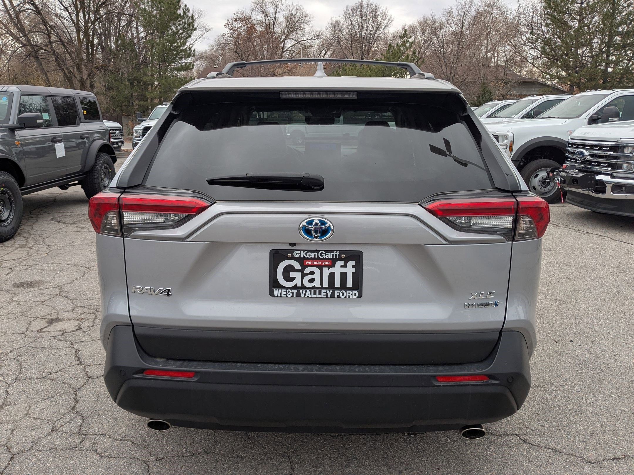 2023 Toyota RAV4 Hybrid XLE Premium photo 4