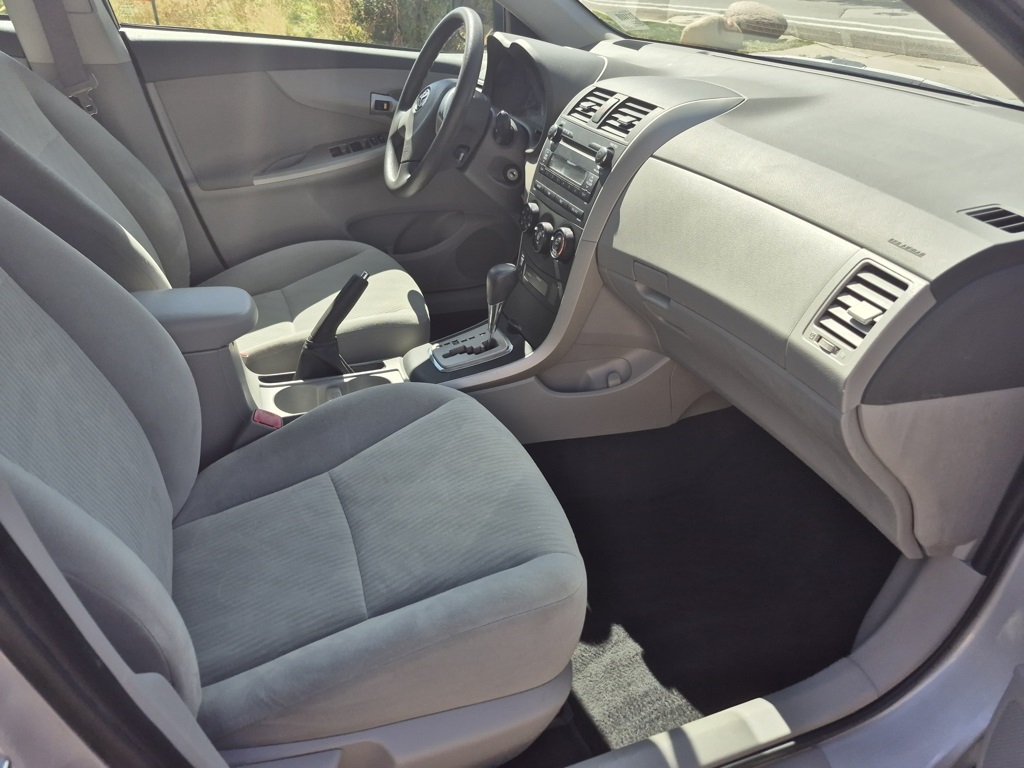 2010 Toyota Corolla LE photo 17