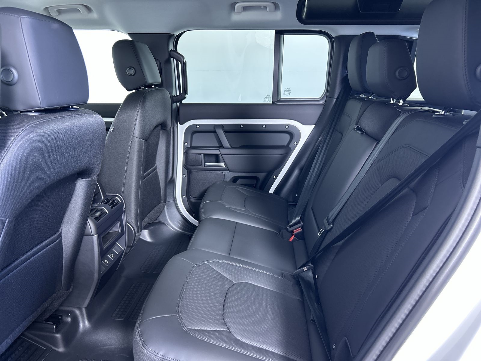 2025 Land Rover Defender 110 S photo 25