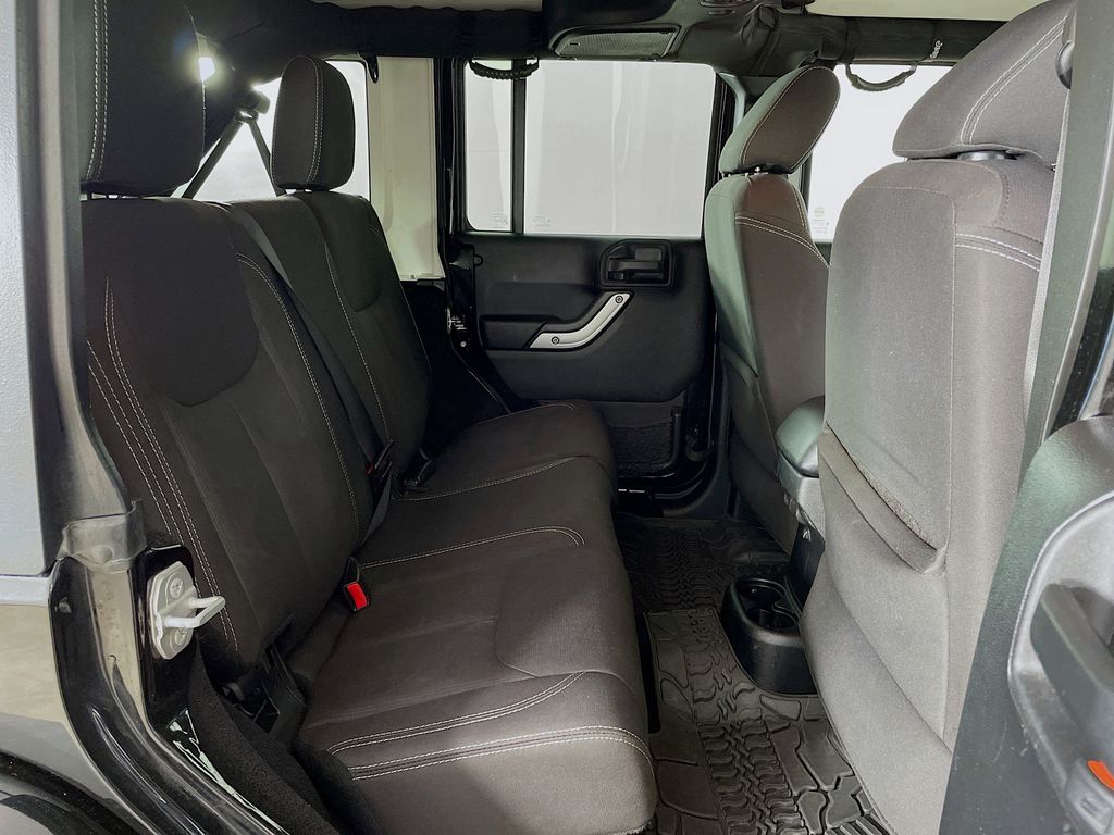 2015 Jeep Wrangler Unlimited Sahara photo 22