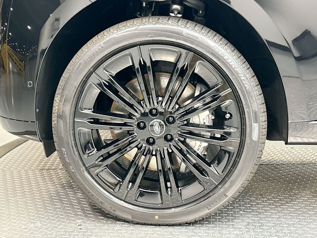 2025 Land Rover Range Rover SE photo 4