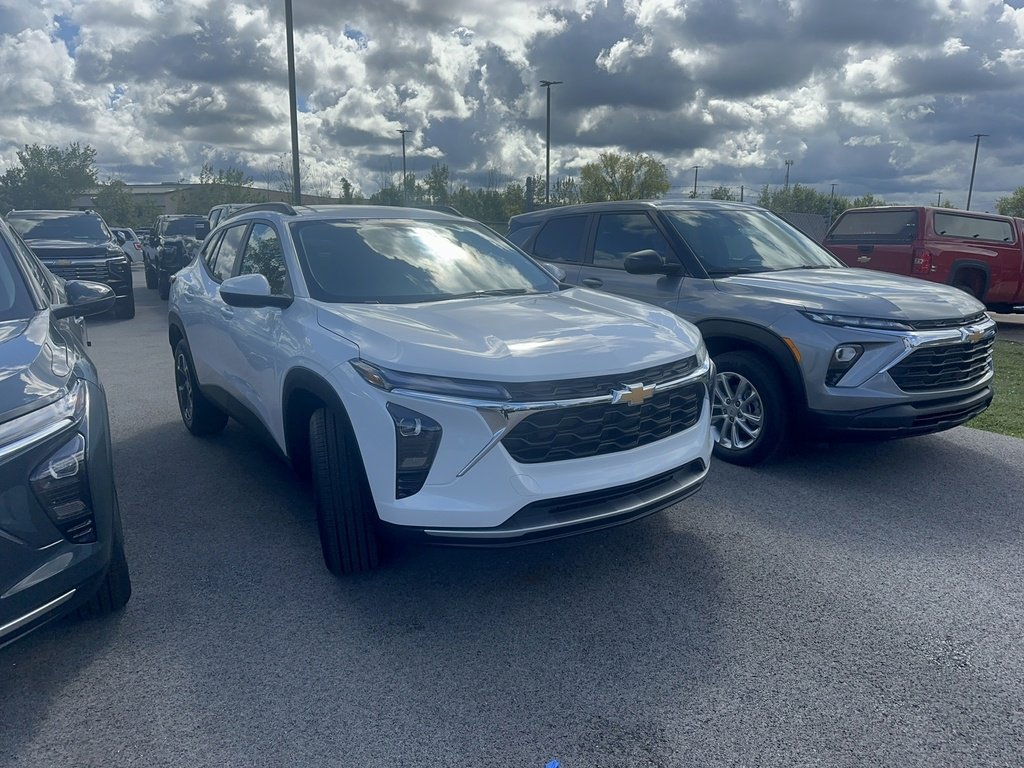 2025 Chevrolet Trax LT photo 4
