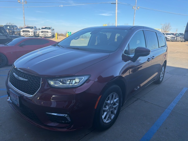 2023 Chrysler Pacifica Touring L's photo