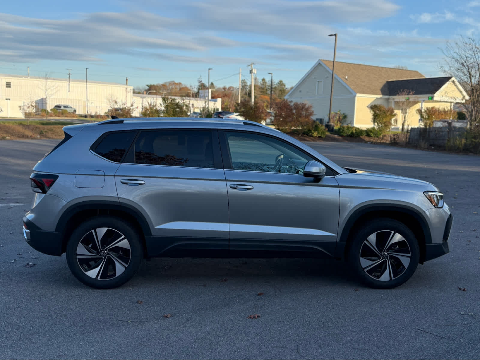 2025 Volkswagen Taos SE photo 4