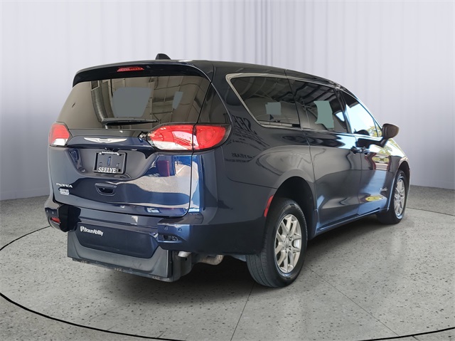 2018 Chrysler Pacifica LX photo 3