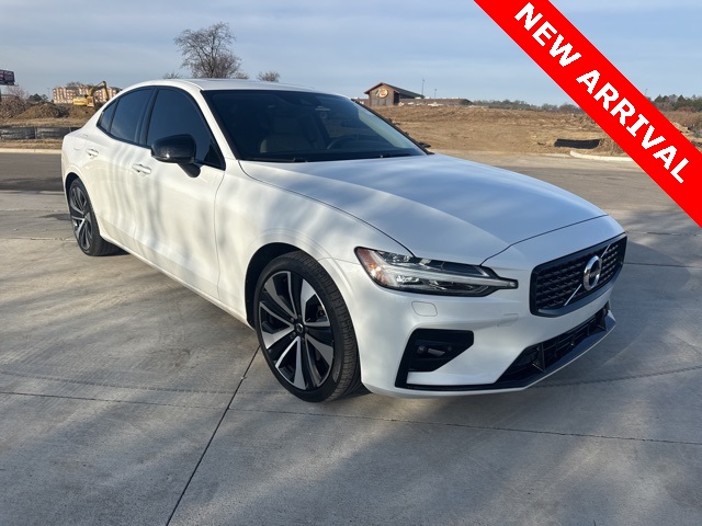 2022 Volvo S60 Momentum's photo