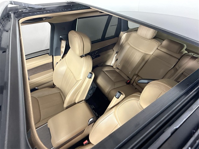 2025 Land Rover Range Rover SE photo 11