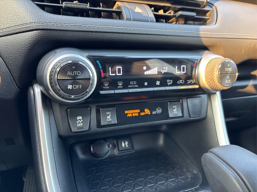 2019 Toyota RAV4 XLE photo 32
