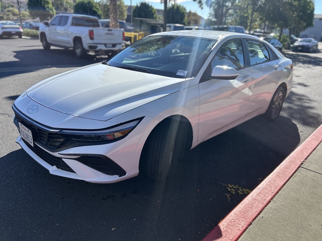 2024 Hyundai Elantra SEL photo 3