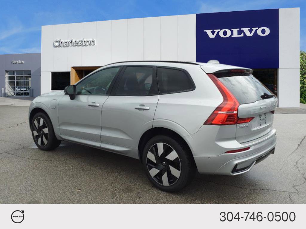 2025 Volvo XC60 Hybrid Plus photo 3