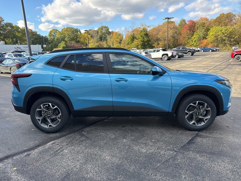 2026 Chevrolet Trax LT photo 2