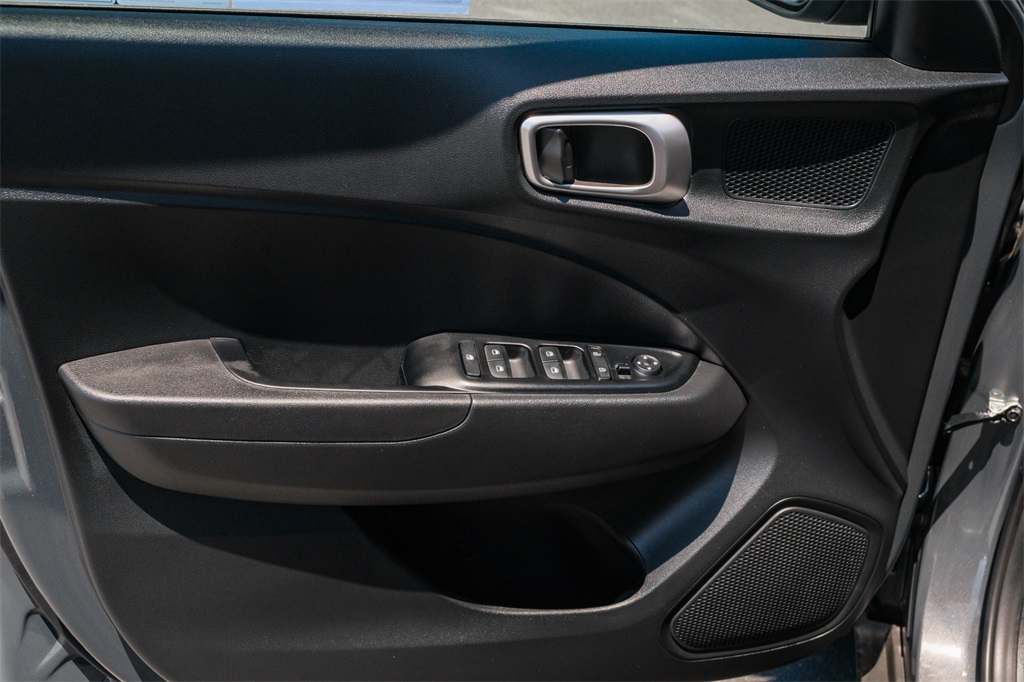 2025 Hyundai Venue SEL photo 23