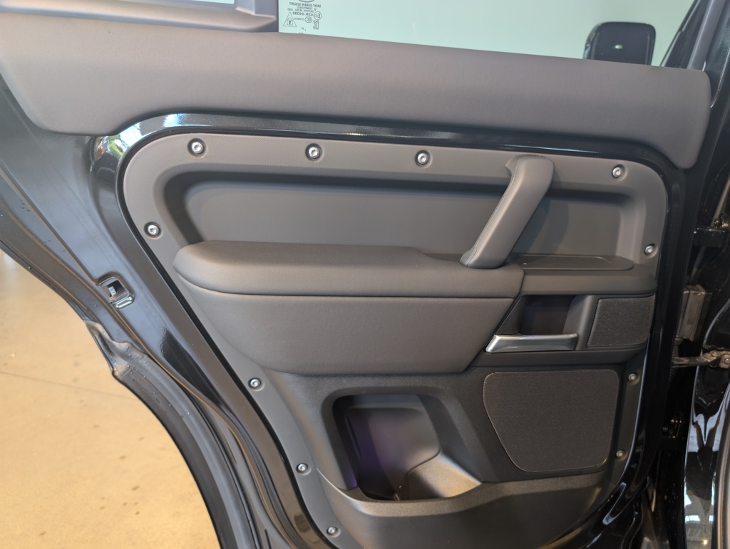 2025 Land Rover Defender 130 X-Dynamic SE photo 23