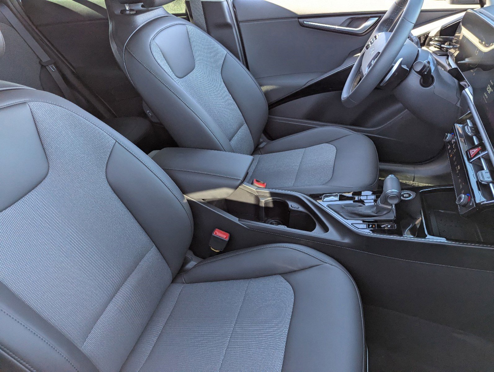 2025 Kia Niro EX Touring photo 4