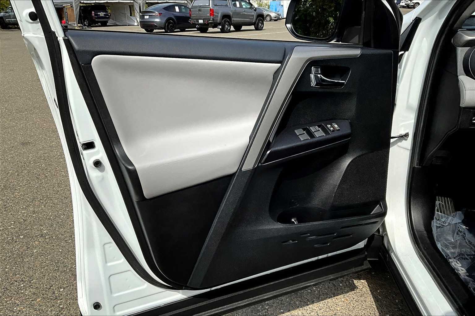 2018 Toyota RAV4 XLE photo 20