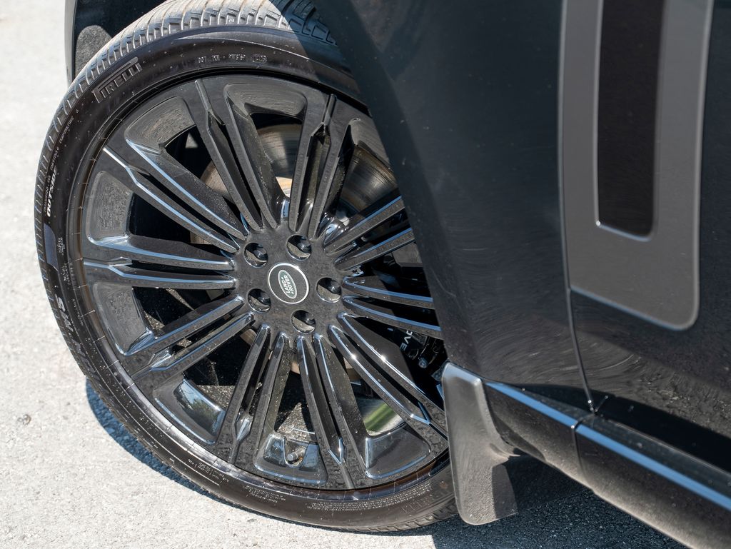 2025 Land Rover Range Rover SE photo 9