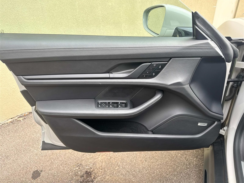 2024 Porsche Taycan 4S photo 18