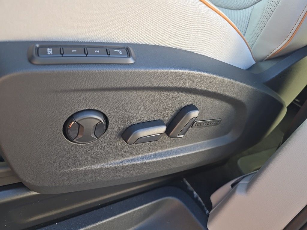 2025 Volkswagen ID. Buzz photo 3