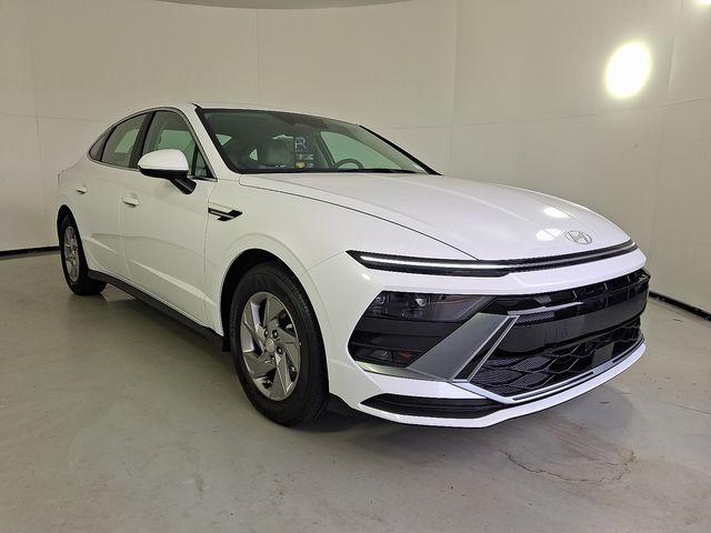 2026 Hyundai Sonata SE's photo