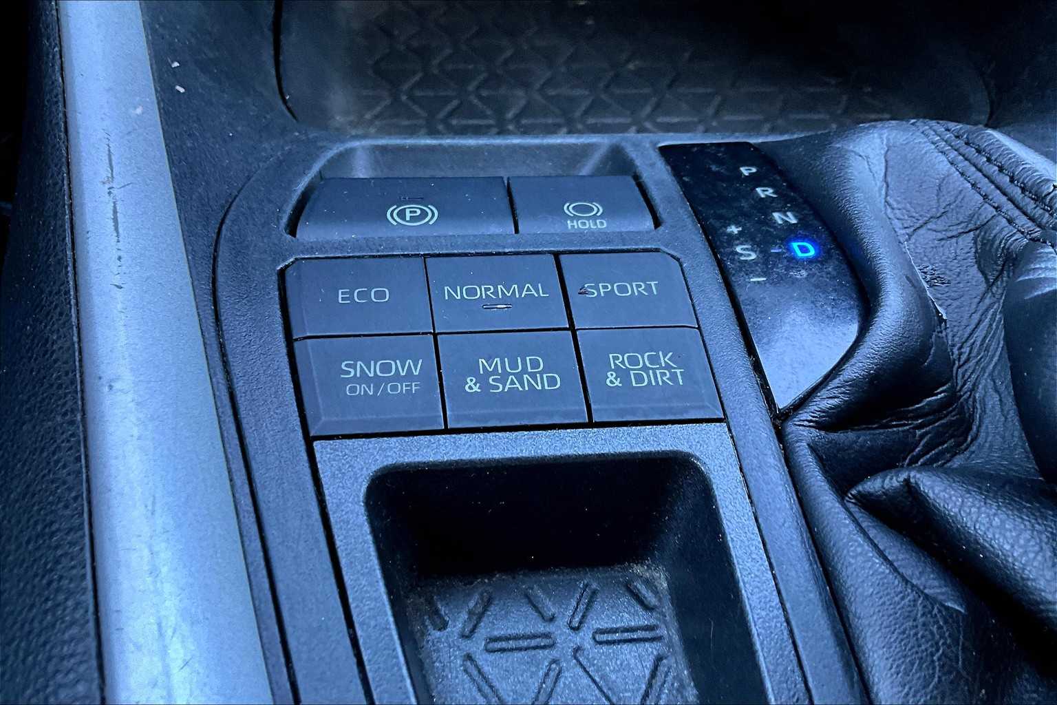 2021 Toyota RAV4 LE photo 33