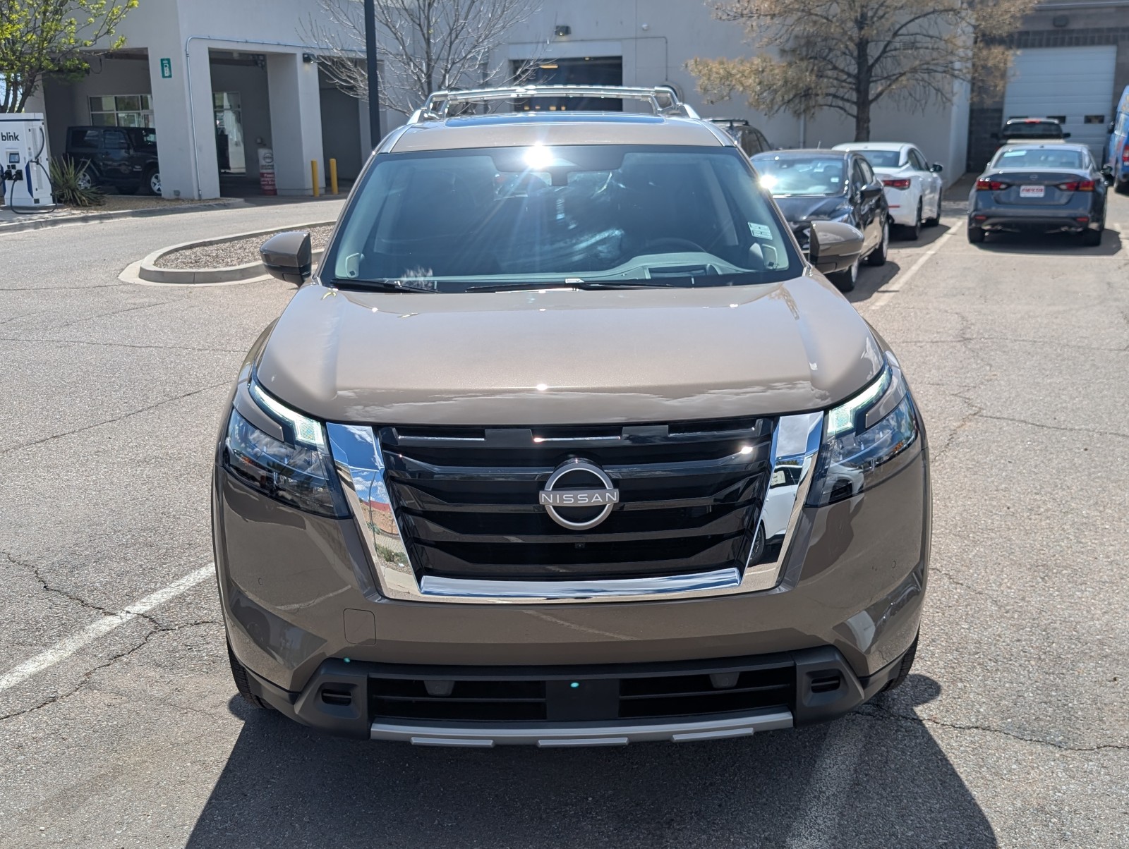 2025 Nissan Pathfinder Platinum photo 3