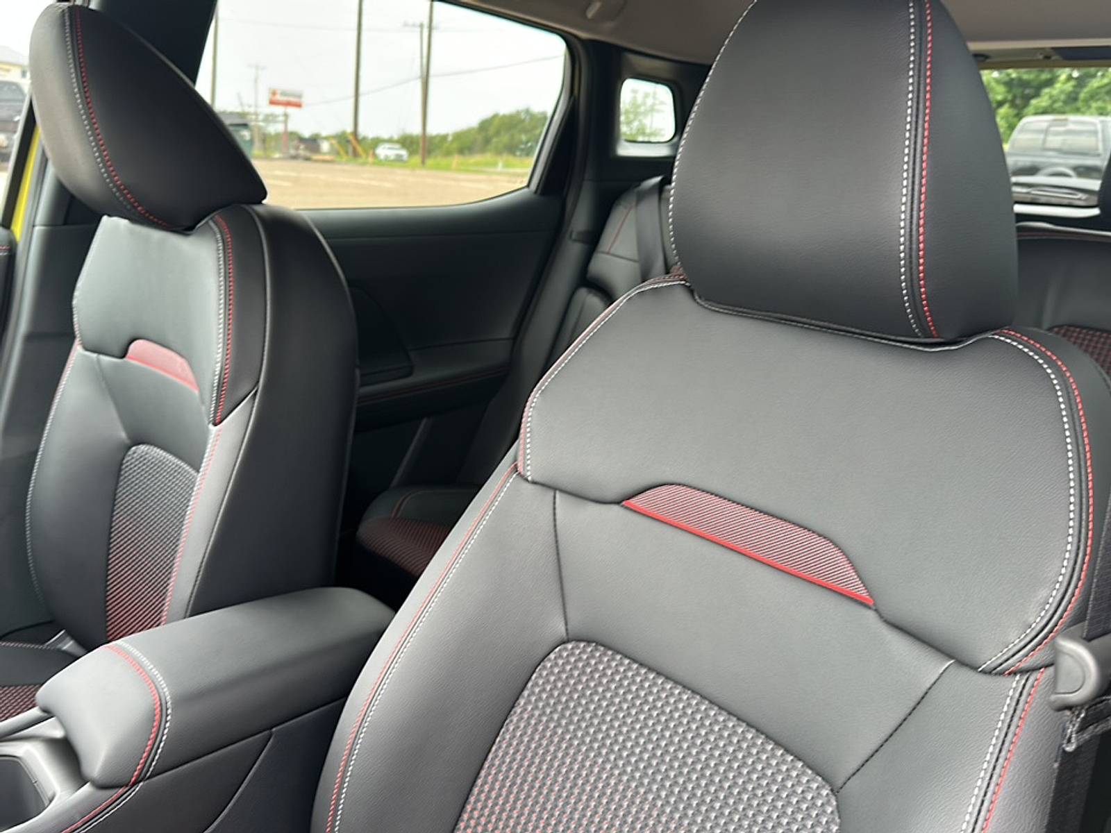 2025 Nissan Kicks SR photo 3