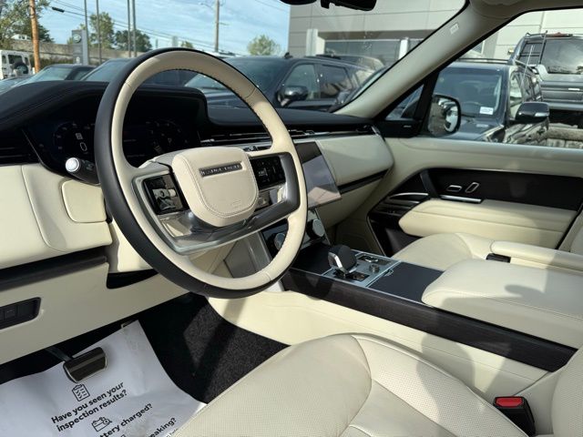 2023 Land Rover Range Rover SE photo 2