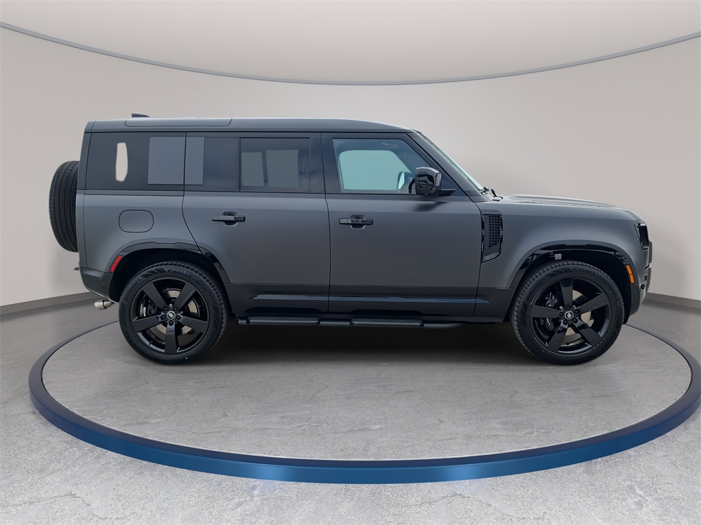 2025 Land Rover Defender 110 V8 photo 4
