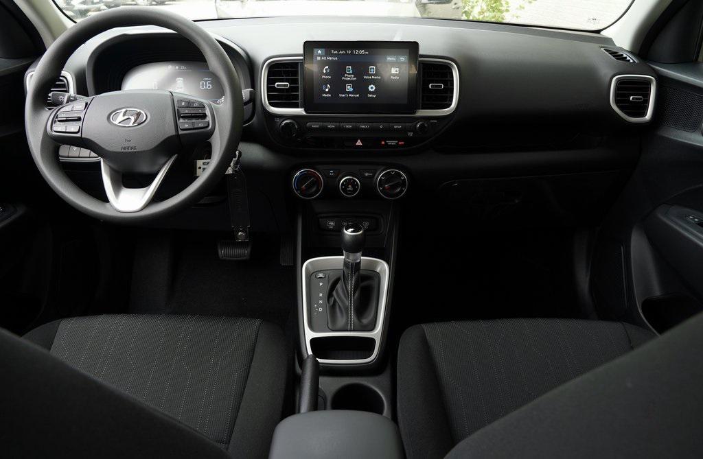 2025 Hyundai Venue SE photo 7