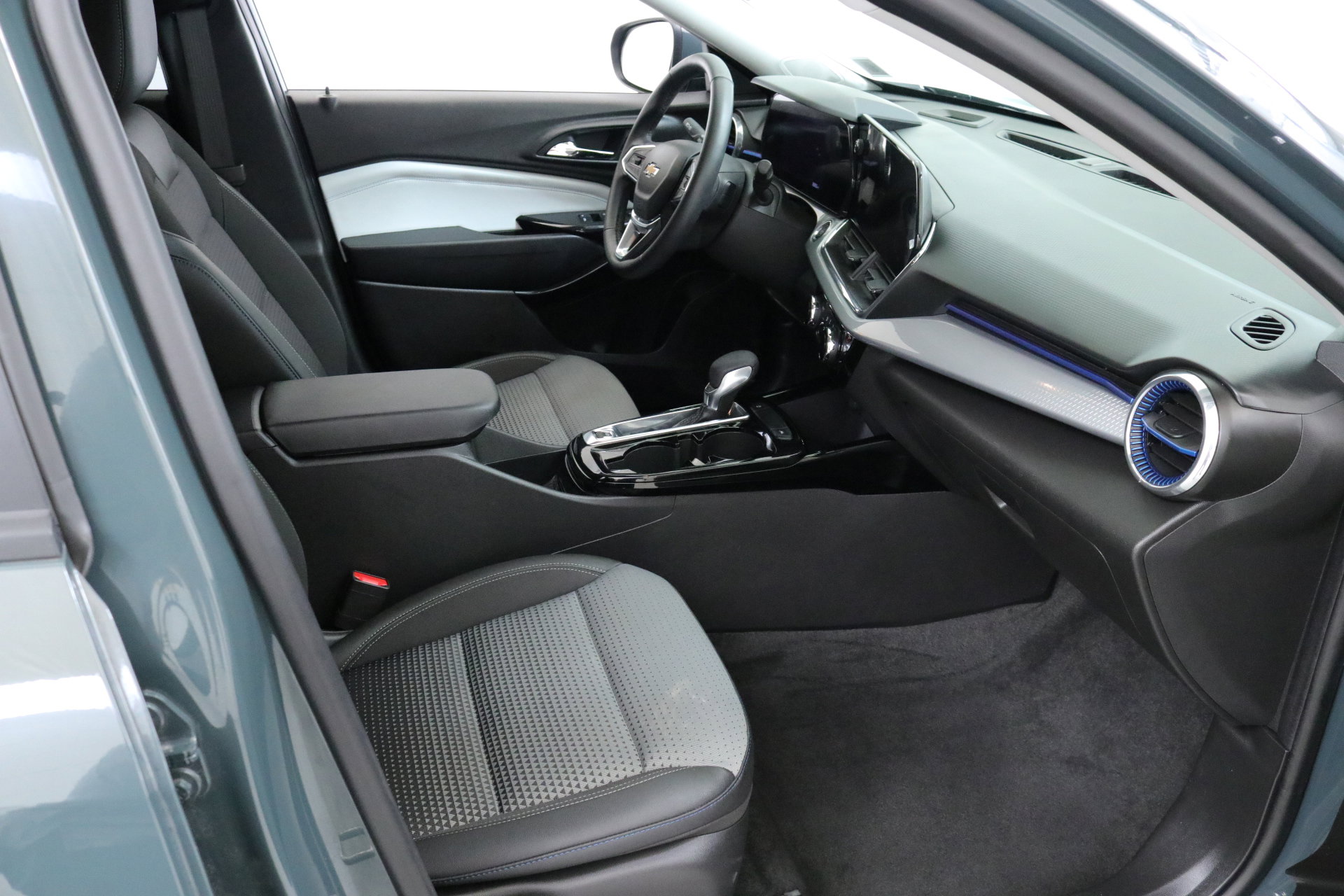 2025 Chevrolet Trax LT photo 25
