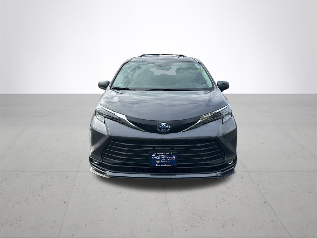 2025 Toyota Sienna XLE photo 3