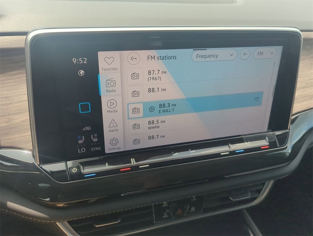 2025 Volkswagen Atlas SEL photo 12