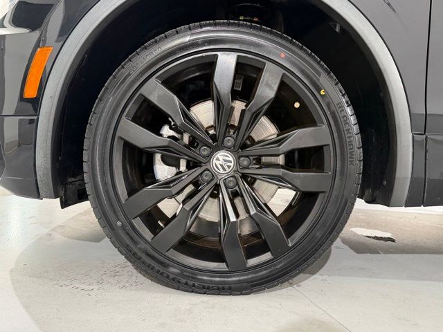2020 Volkswagen Tiguan SE R-Line Black photo 2