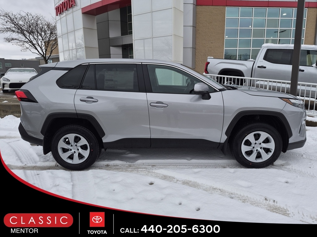 2025 Toyota RAV4 LE's photo