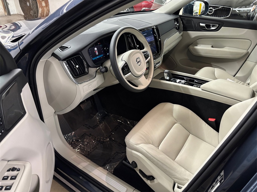2023 Volvo XC60 B5 Plus photo 10