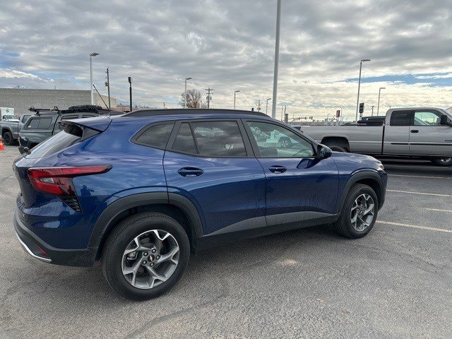 2024 Chevrolet Trax LT photo 4