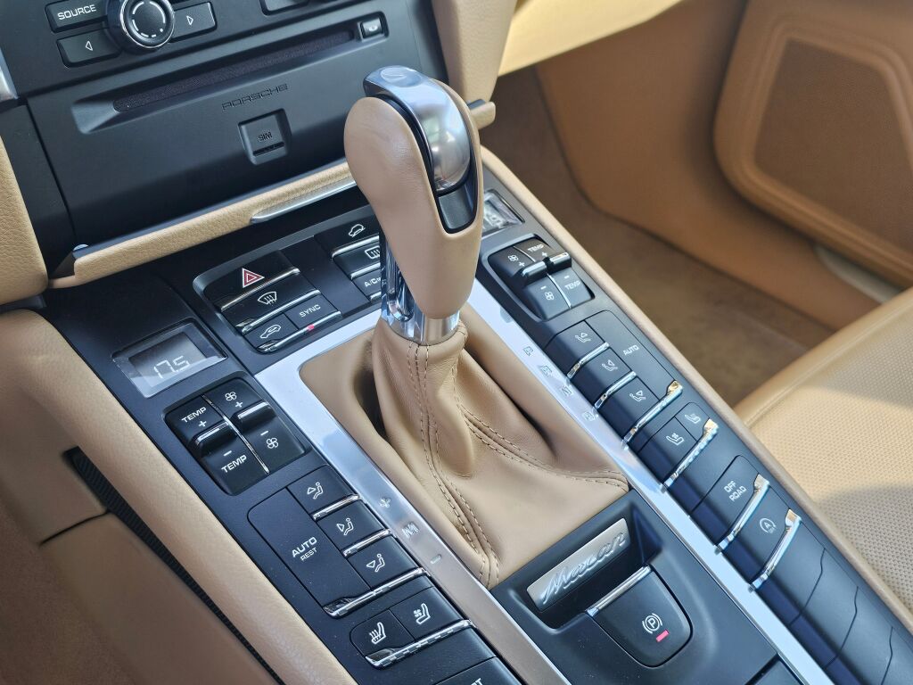 2015 Porsche Macan S photo 39