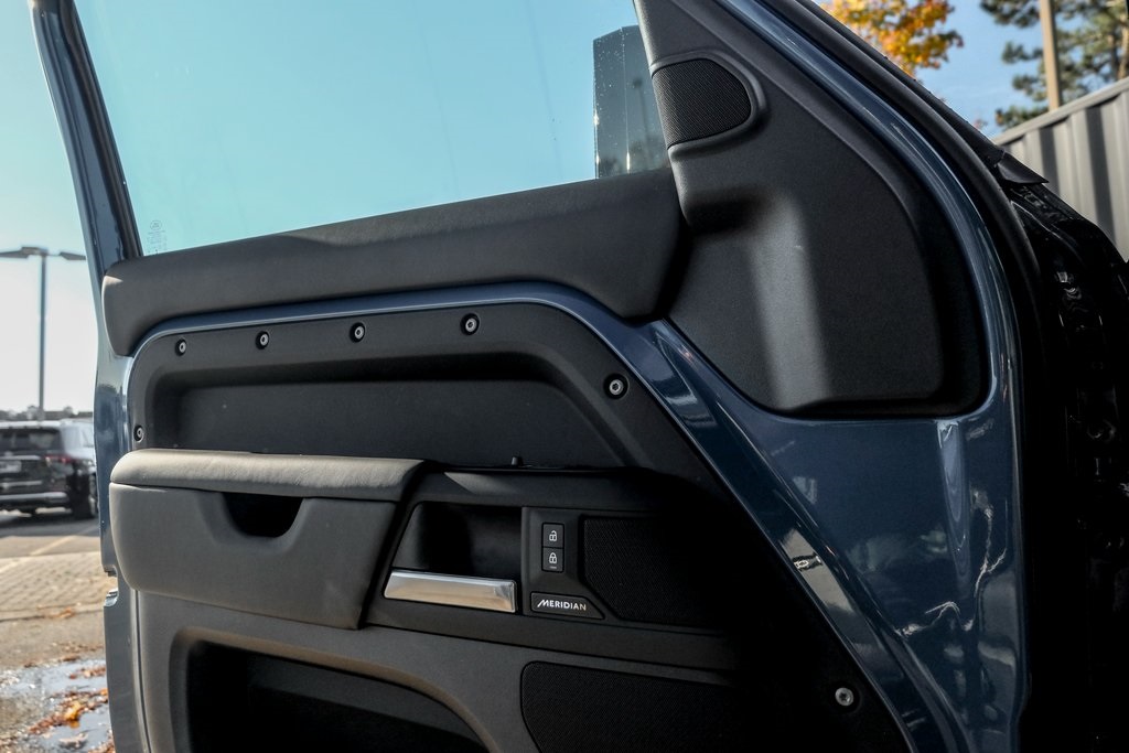 2025 Land Rover Defender 110 S photo 11