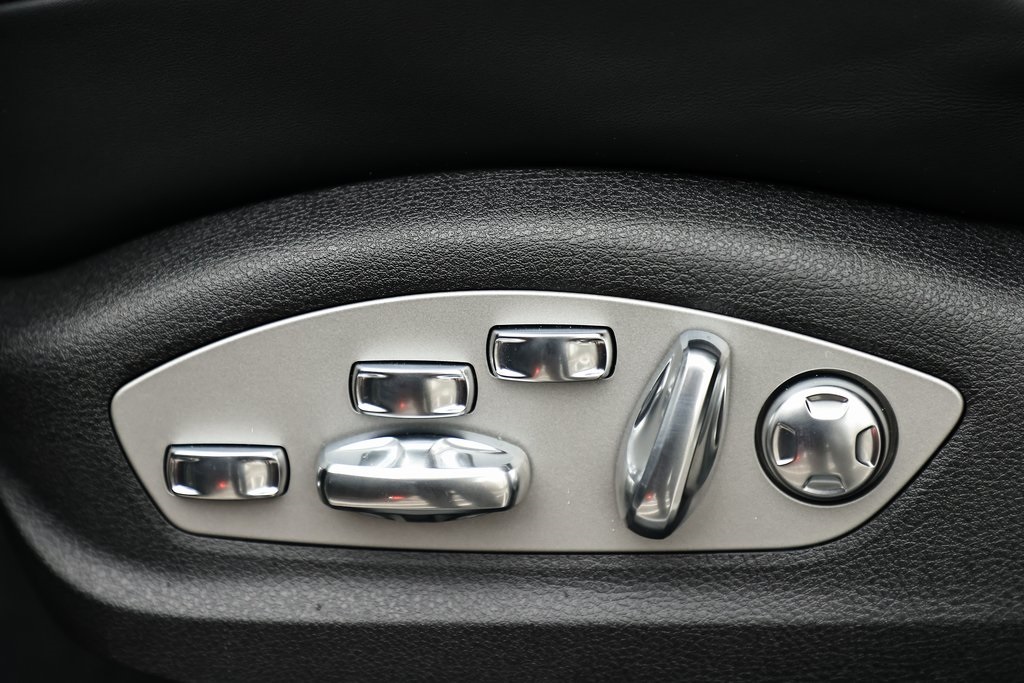 2025 Porsche Macan T photo 19
