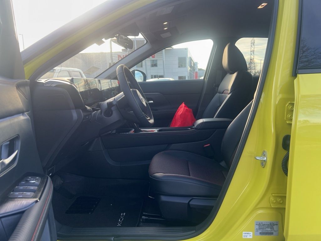 2025 Nissan Kicks SR photo 11