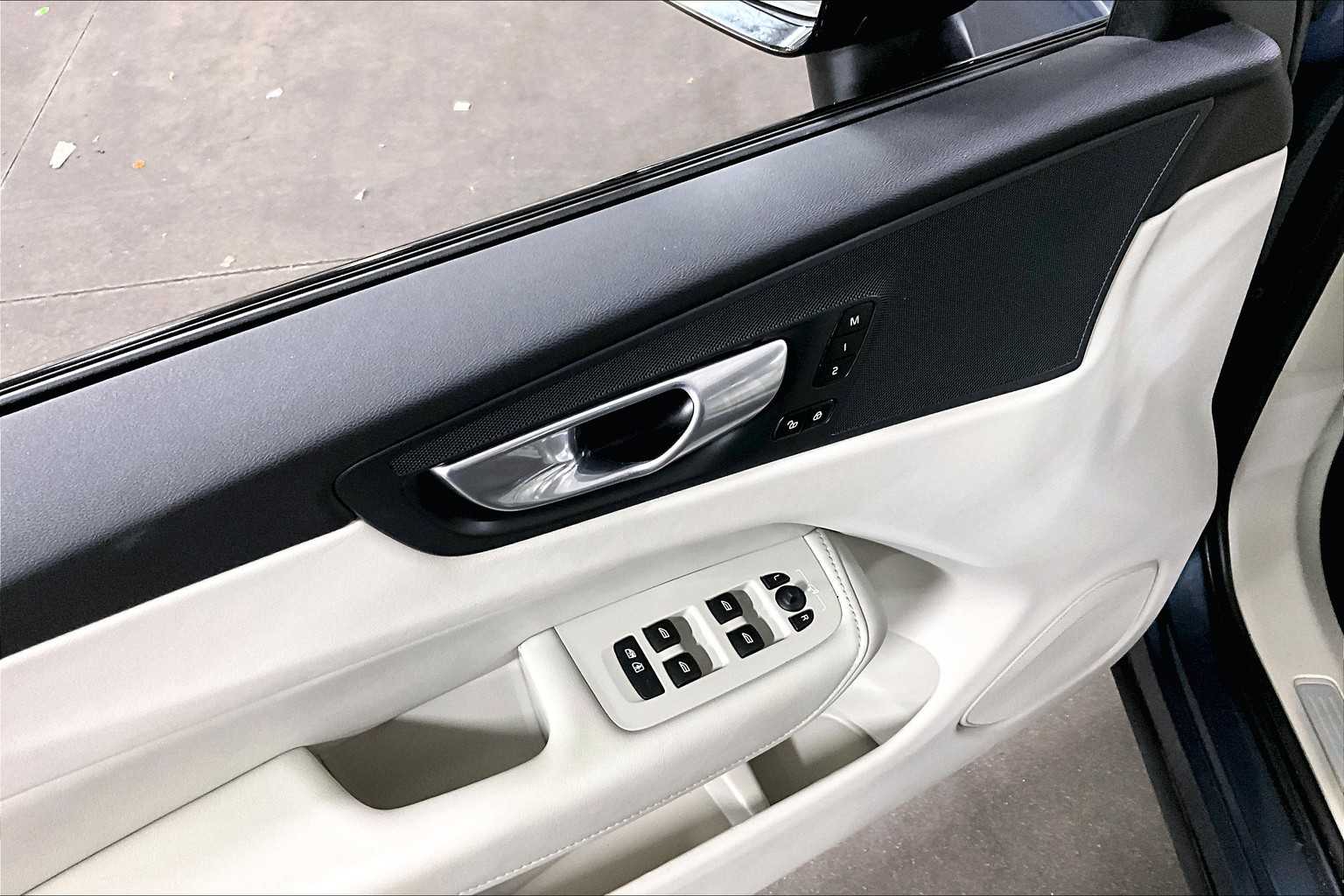 2024 Volvo XC60 Plus photo 32