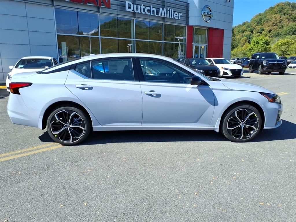 2025 Nissan Altima SR photo 2