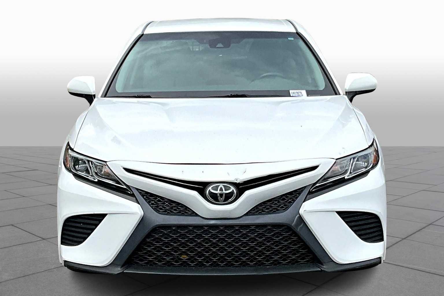 2018 Toyota Camry SE photo 3