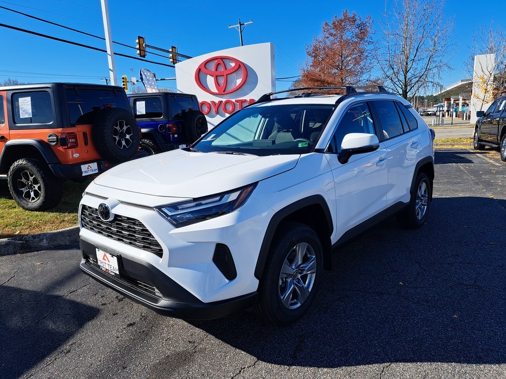 2025 Toyota RAV4 XLE's photo