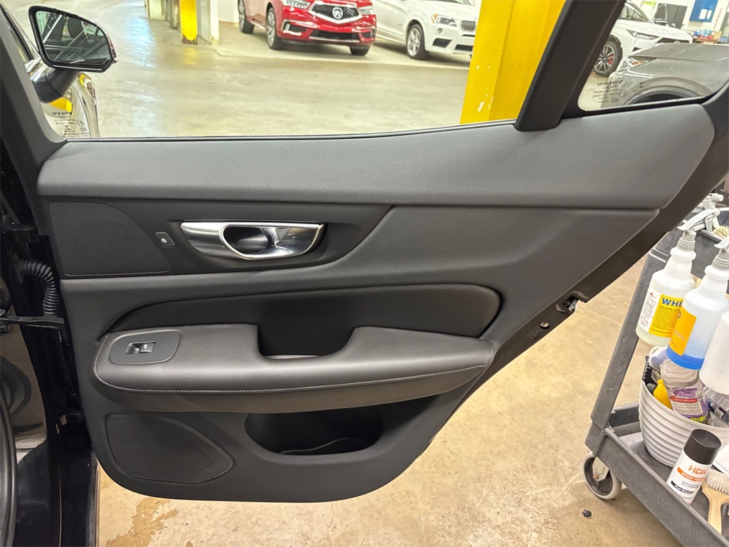 2023 Volvo S60 B5 Plus Black Edition photo 18